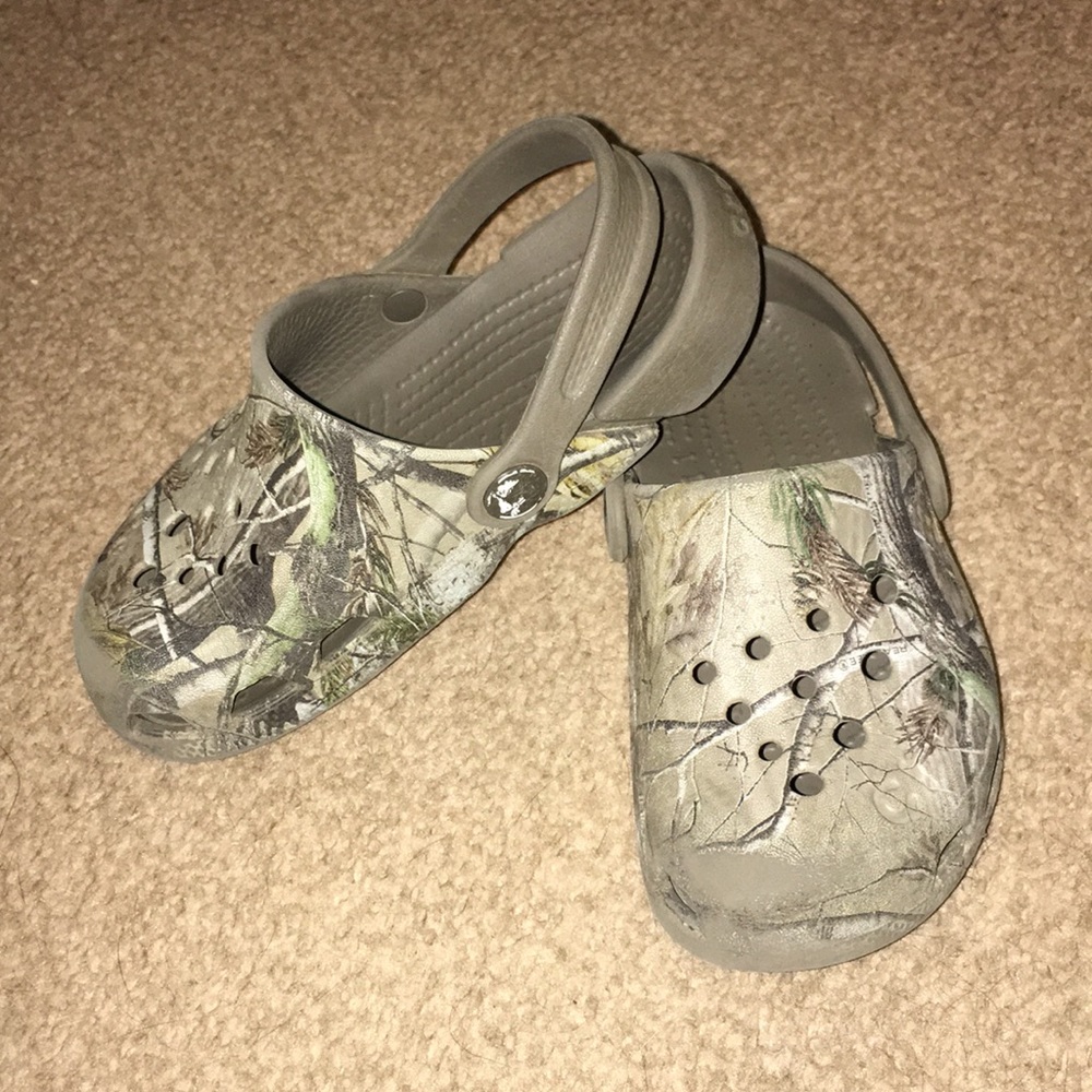 Little Boys Camo Crocs size 11. (EXCELLENT COND)